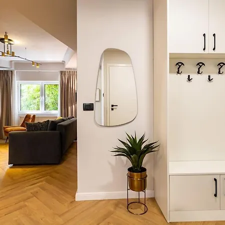 Romantic Private In Piata Romana *
