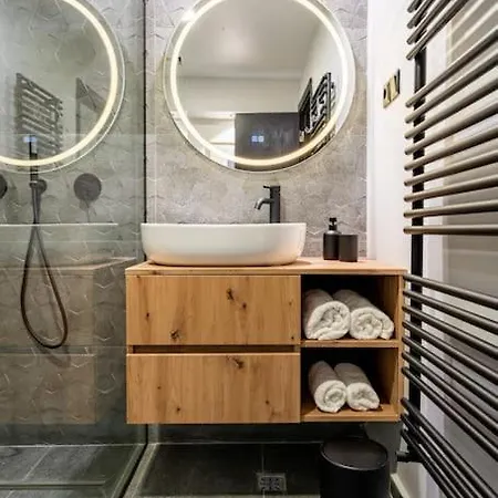 Romantic Private In Piata Romana *