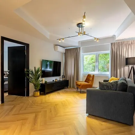 Romantic Private In Piata Romana *
